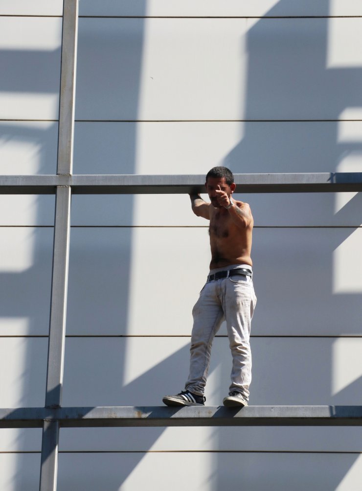 İntihar girişimini çekirdek yiyerek izlediler 