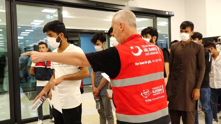 İstanbul'da yakalanan 131 kaçak göçmen sınır dışı edildi