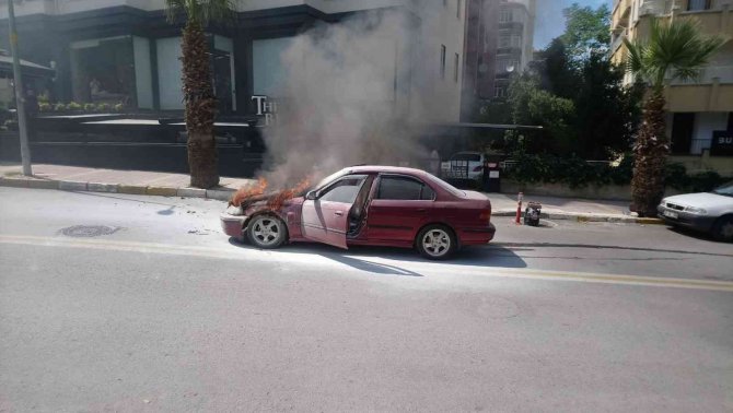 Kırmızı ışıkta bekleyen otomobil alev alev yandı