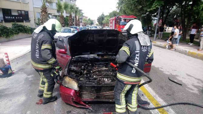 Kırmızı ışıkta bekleyen otomobil alev alev yandı