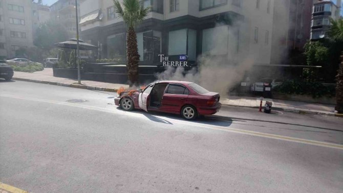 Kırmızı ışıkta bekleyen otomobil alev alev yandı