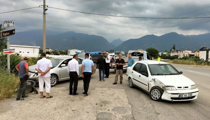 Osmaniye’de 3 aracın karıştığı kazada 2 kişi yaralandı