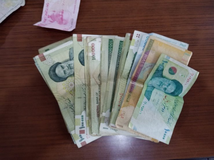 Pazarda bulunan para dolu cüzdan, İranlı sahibine ulaştırıldı