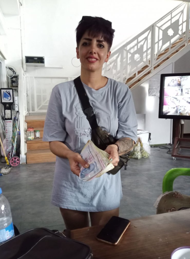 Pazarda bulunan para dolu cüzdan, İranlı sahibine ulaştırıldı