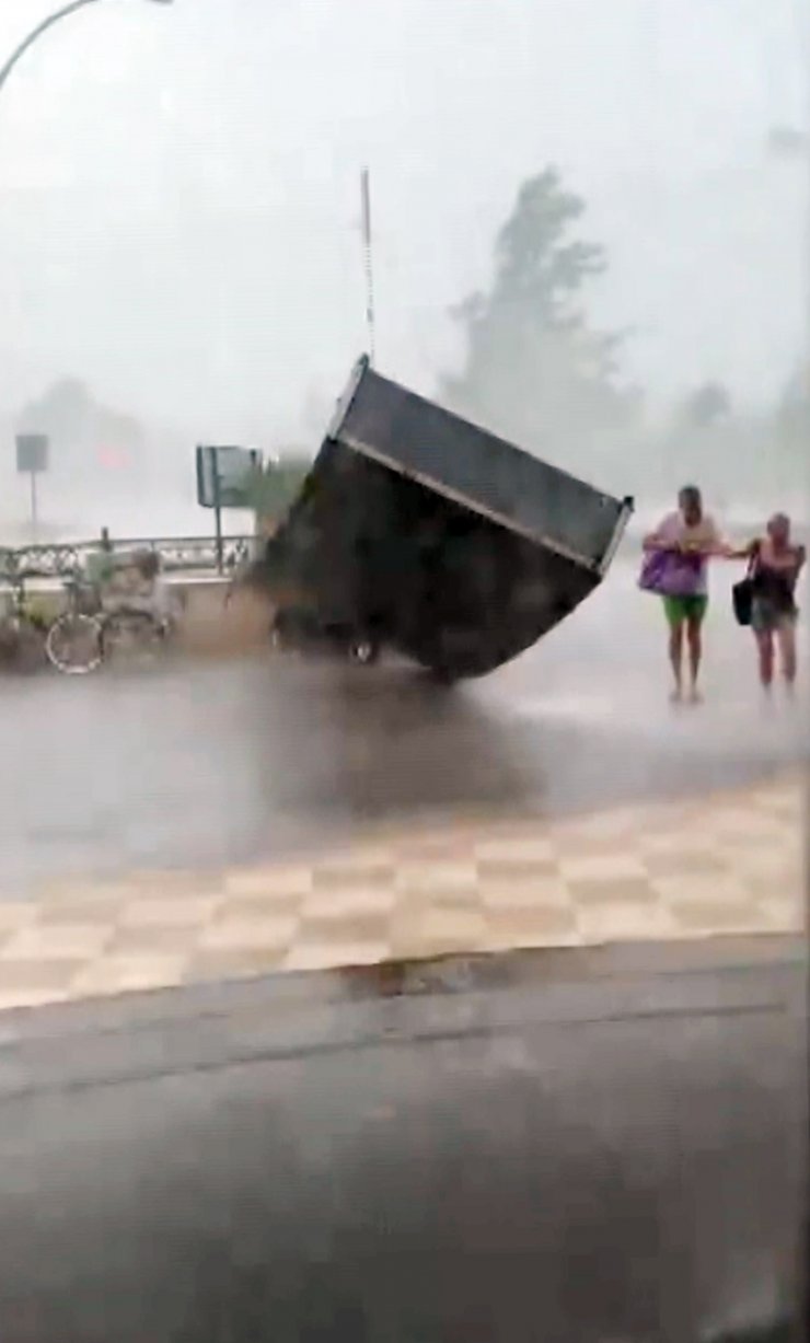Rüzgarda savrulan otel sundurması, Alman çifte çarptı; o anlar kamerada