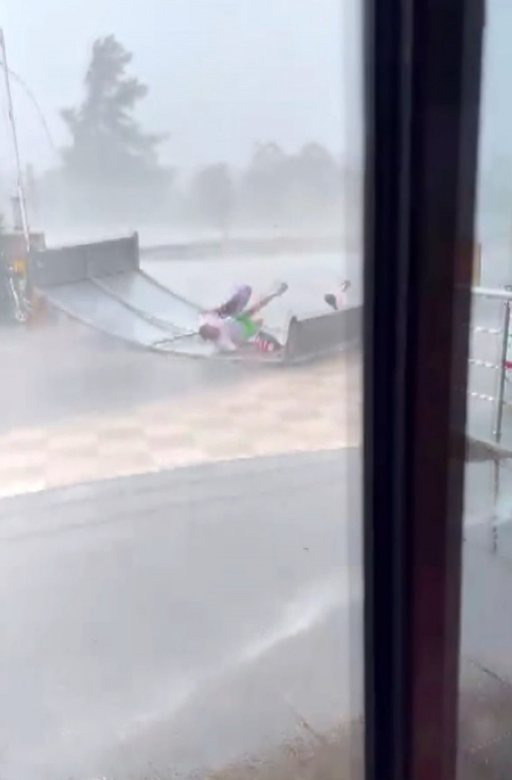 Rüzgarda savrulan otel sundurması, Alman çifte çarptı; o anlar kamerada