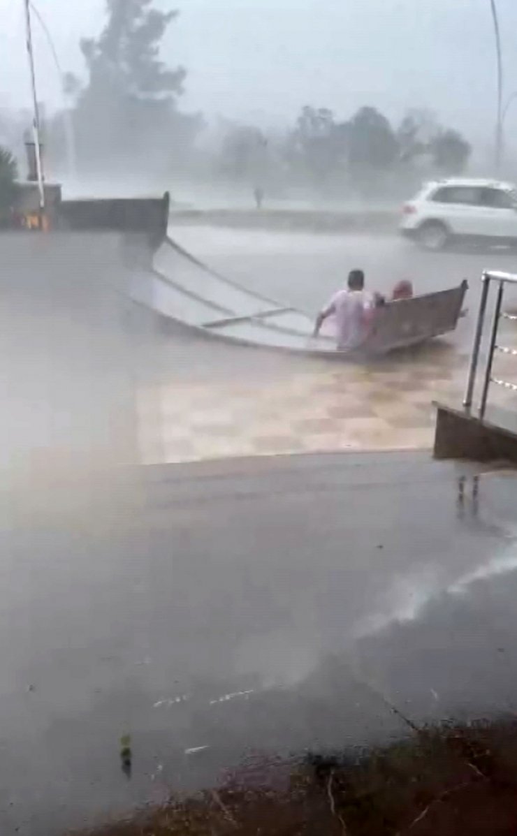 Rüzgarda savrulan otel sundurması, Alman çifte çarptı; o anlar kamerada