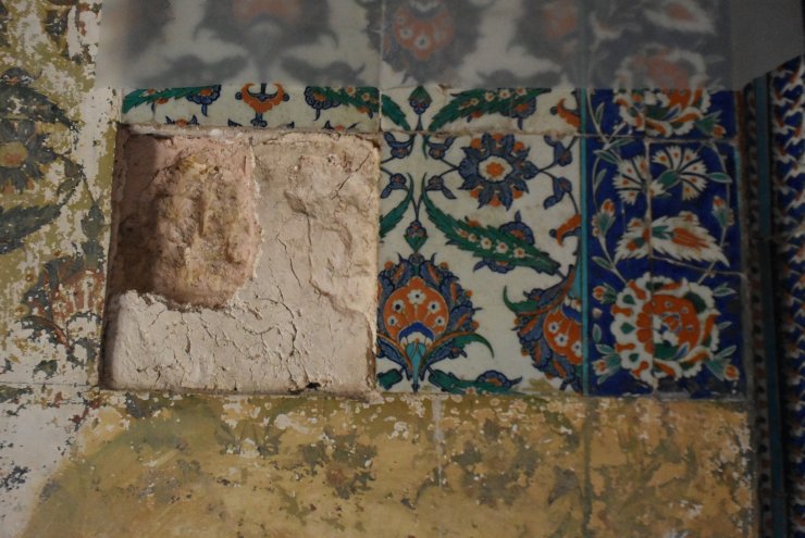 Selimiye Camisi, çalınan çinileri bekliyor