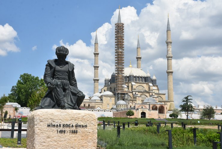 Selimiye Camisi, çalınan çinileri bekliyor