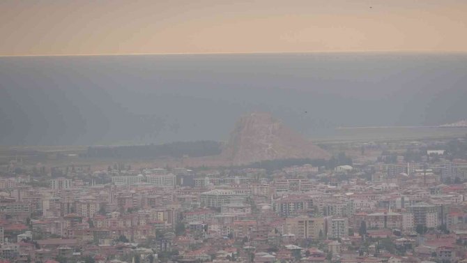 Van çamur yağdıran toz bulutlarıyla kaplandı