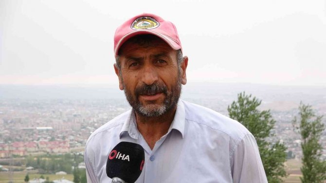 Van çamur yağdıran toz bulutlarıyla kaplandı