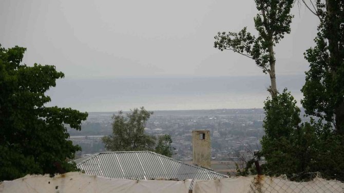 Van çamur yağdıran toz bulutlarıyla kaplandı