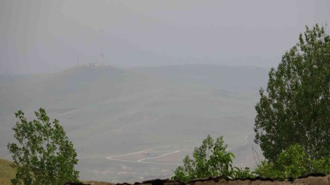 Van çamur yağdıran toz bulutlarıyla kaplandı