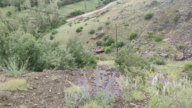 Viraja hızlı giren otomobil 80 metrelik uçuruma yuvarlandı: 1 ölü