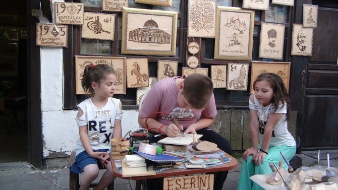 Baba mesleği ahşap yakma sanatını 41 yıldır sürdürüyor