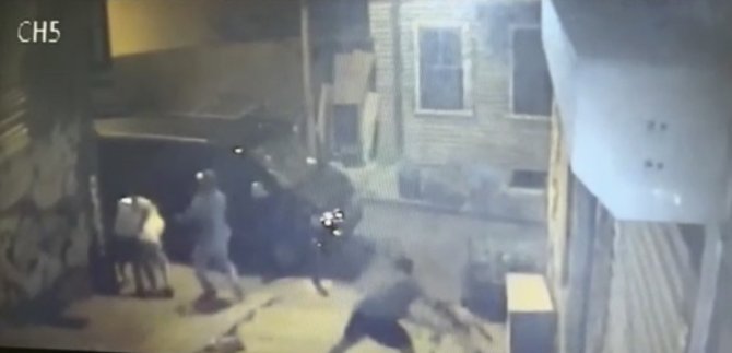 Akıl almaz kavga kamerada: Alçılı kolla ve falçatayla saldırıp, kulağından ısırdı