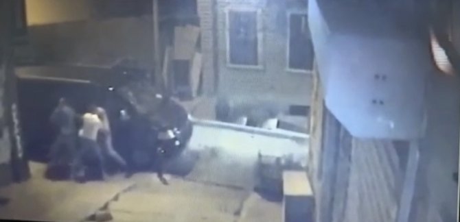 Akıl almaz kavga kamerada: Alçılı kolla ve falçatayla saldırıp, kulağından ısırdı