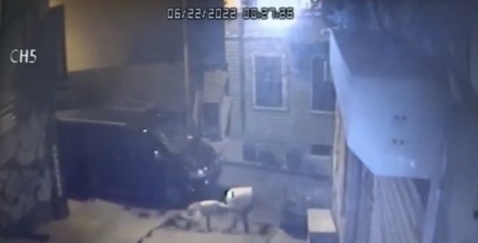 Akıl almaz kavga kamerada: Alçılı kolla ve falçatayla saldırıp, kulağından ısırdı