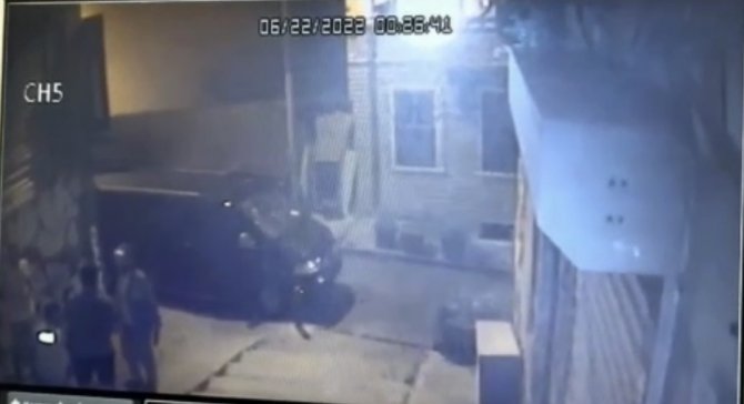 Akıl almaz kavga kamerada: Alçılı kolla ve falçatayla saldırıp, kulağından ısırdı