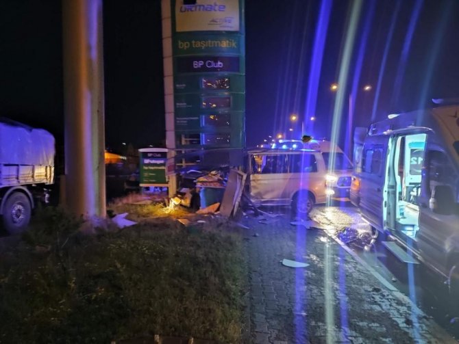 Araç direğe çarptı: 2 ölü, 1 yaralı