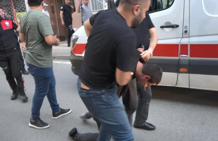 Babasına bıçakla saldıran evlatlık, biber gazıyla etkisiz hale getirildi