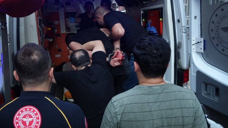 Babasına bıçakla saldıran evlatlık, biber gazıyla etkisiz hale getirildi