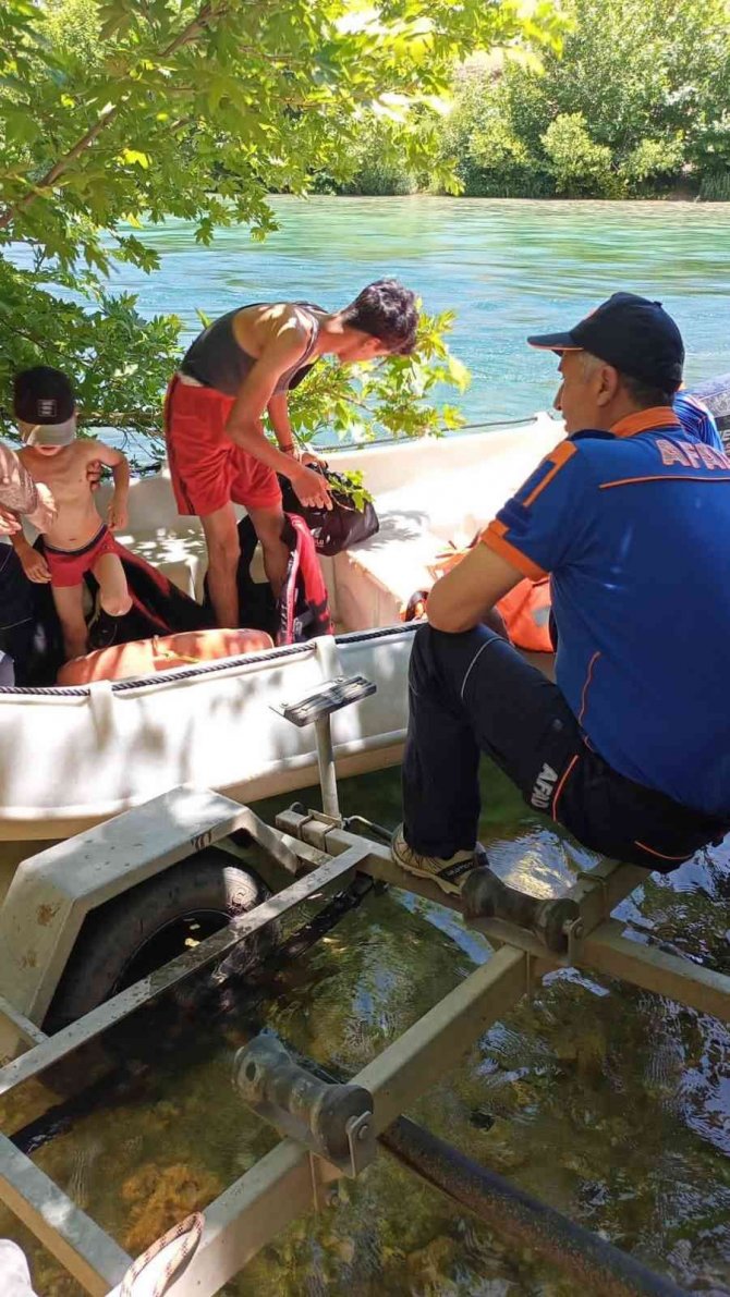 Baraj kapakları açılınca mahsur kalan 7 kişiyi AFAD kurtardı