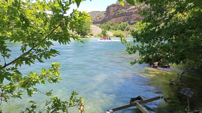 Baraj kapakları açılınca mahsur kalan 7 kişiyi AFAD kurtardı