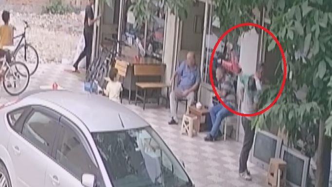 Bebek balkondan üzerine düştü,