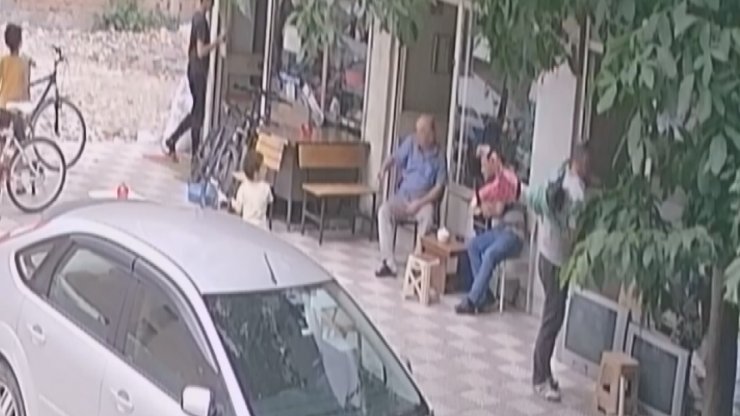 Bebek balkondan üzerine düştü,