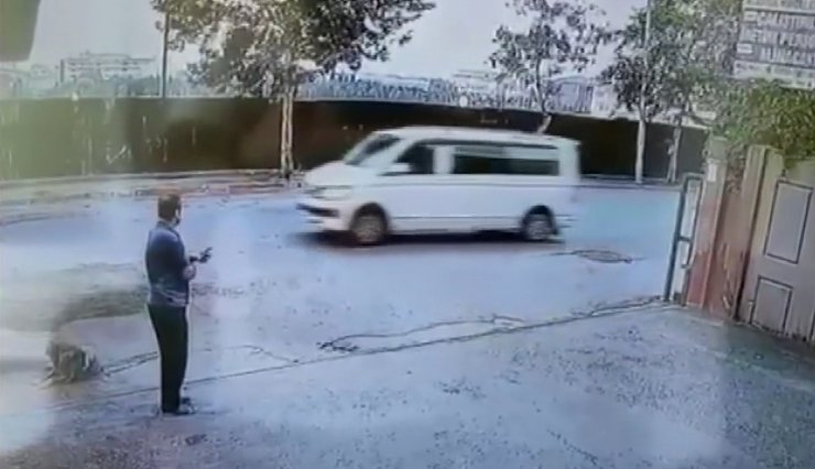 Çaldıkları motosikleti minibüsle götürdüler