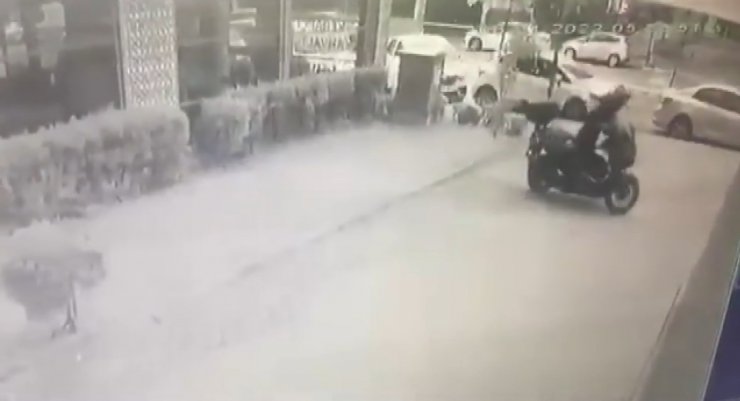 Çaldıkları motosikleti minibüsle götürdüler