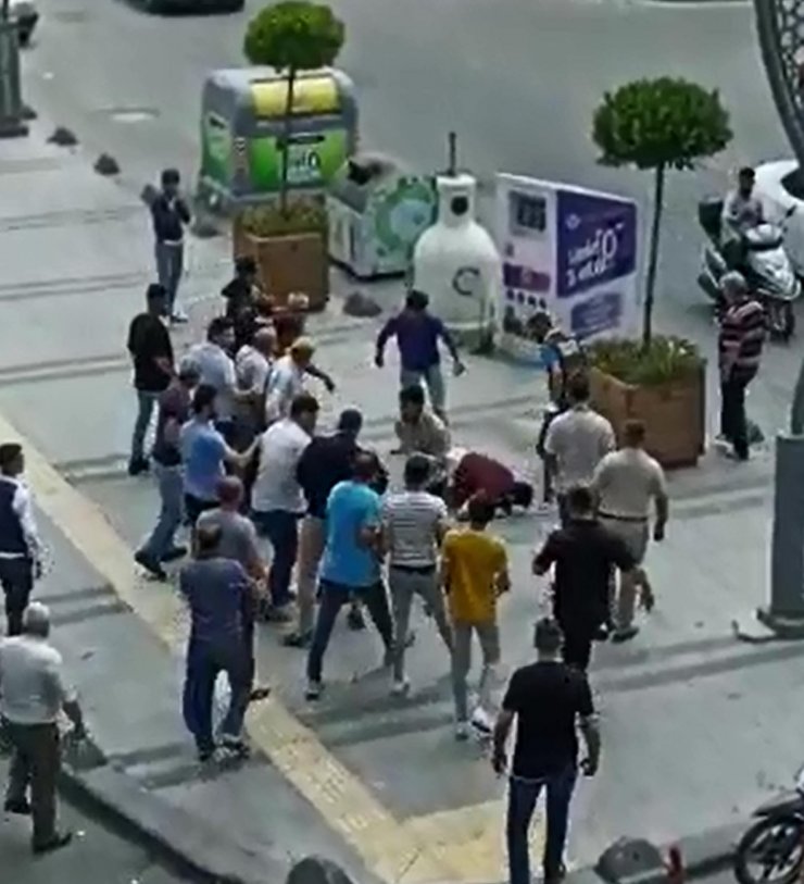 Çevredekilere hakaret edince tekme-tokat dövüldüler