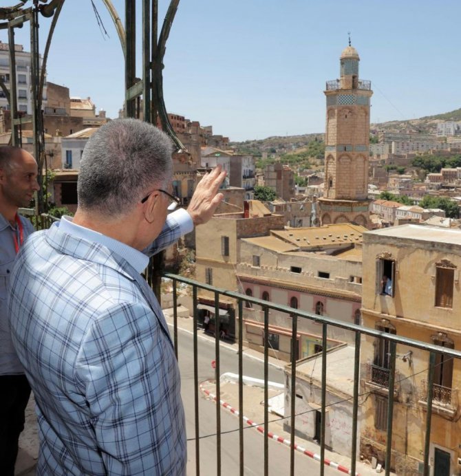 Cumhurbaşkanı Yardımcısı Oktay, Cezayir’de Bey Sarayı’nı ziyaret etti