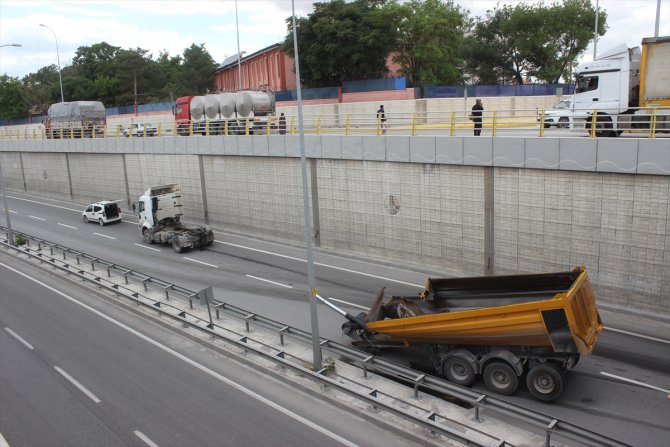 Konya'da üst geçide çarpan tırın damperi koptu