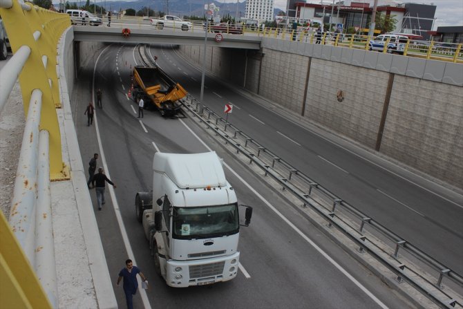 Konya'da üst geçide çarpan tırın damperi koptu