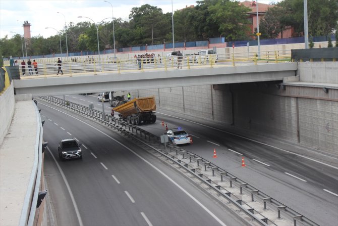 Konya'da üst geçide çarpan tırın damperi koptu