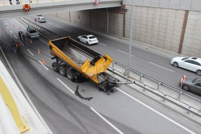 Konya'da üst geçide çarpan tırın damperi koptu