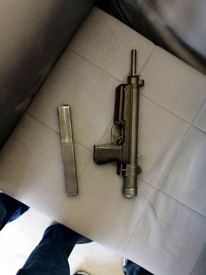 Hükümlünün evinden otomatik tabanca çıktı