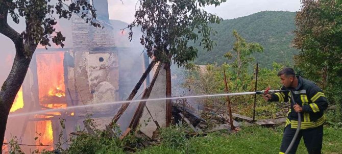 İki katlı ahşap ev alevlere teslim oldu