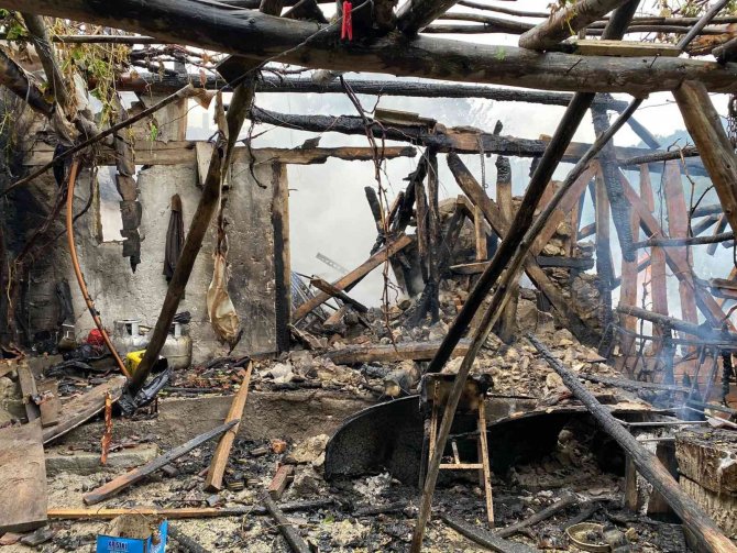 İki katlı ahşap ev alevlere teslim oldu