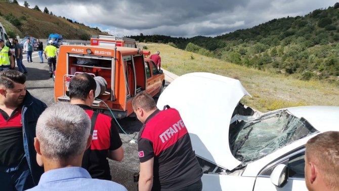 İki otomobil çarpıştı: 1 ölü, 6 yaralı