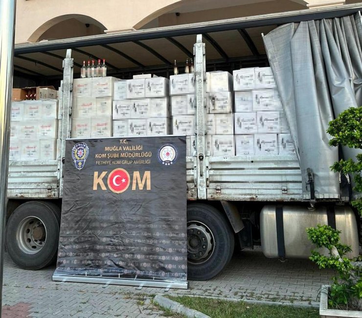 Kamyonda 8 bin şişe kaçak içki ele geçirildi