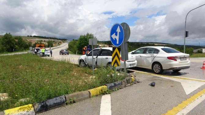 Kavşakta kazalar art arda geldi: 4 yaralı