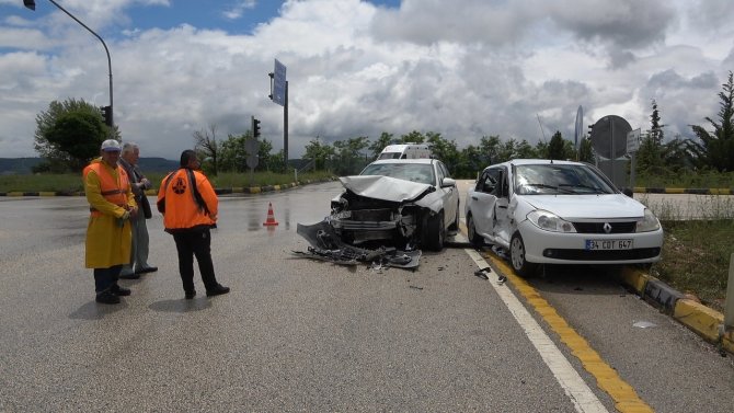 Kavşakta kazalar art arda geldi: 4 yaralı