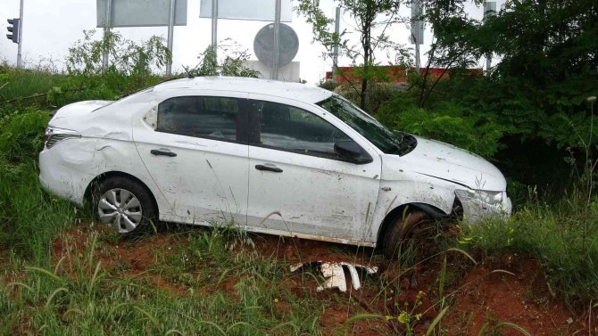 Kavşakta kazalar art arda geldi: 4 yaralı