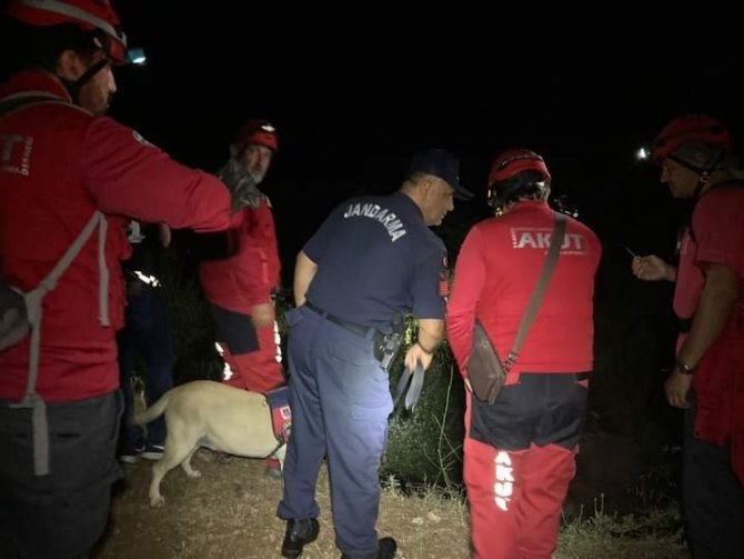 Kayıp yaşlı adam devrilen traktörün altında ölü bulundu