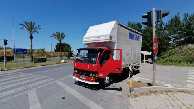 Kaza yerinden geçerken duyarsız kalmadı ambulans gelinceye kadar kurtarma ekiplerine destek verdi