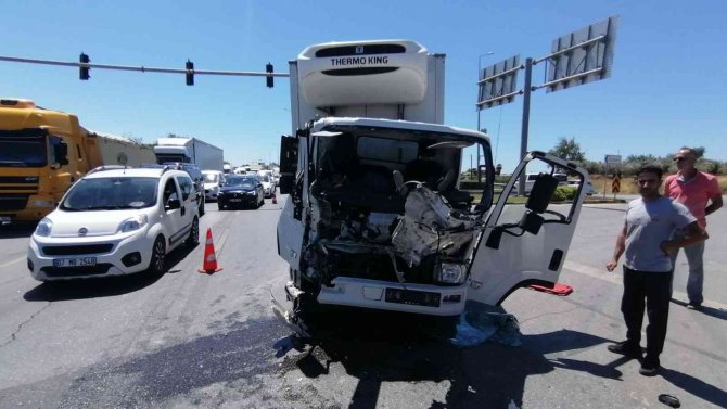 Kaza yerinden geçerken duyarsız kalmadı ambulans gelinceye kadar kurtarma ekiplerine destek verdi