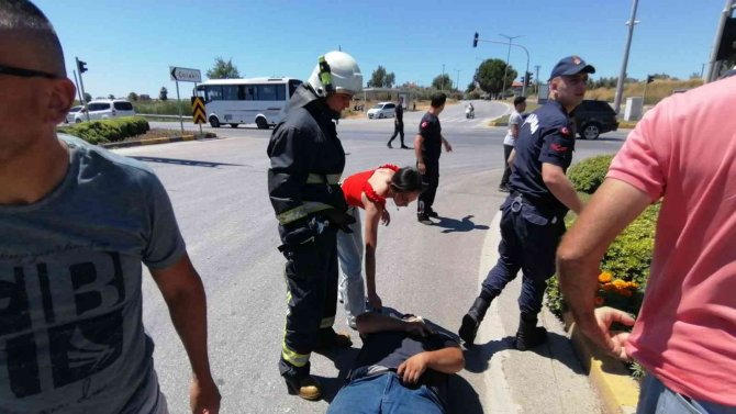 Kaza yerinden geçerken duyarsız kalmadı ambulans gelinceye kadar kurtarma ekiplerine destek verdi